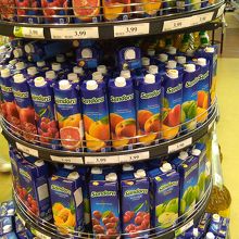 とにかく商品数が豊富。アルコールもありました。