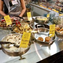 総菜は、量り売りのようです。