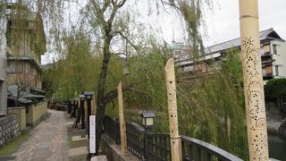 松川沿いの温泉所遺著溢れる道、対岸の東海館や竹あかりライトアップも