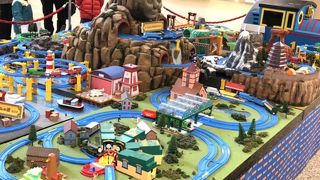 プラレールに釘付け