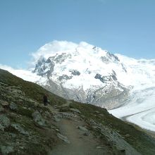 湖の南に見えるブライトホルン(4165m)