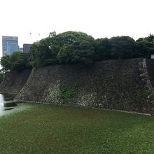 高石垣と雁行。