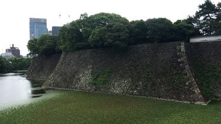 石垣の雁行が美しい堀。