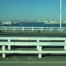 橋から見えるのは工場や倉庫が中心です