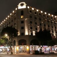 ホテル外観。交差点角の立地。