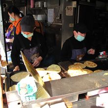 二人で焼いています