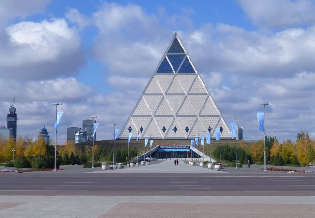 青く光るガラスのピラミッド