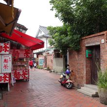 赤レンガの古い建物が並ぶ情緒ある街並み 