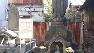 細長くてお化けのようなお地蔵様