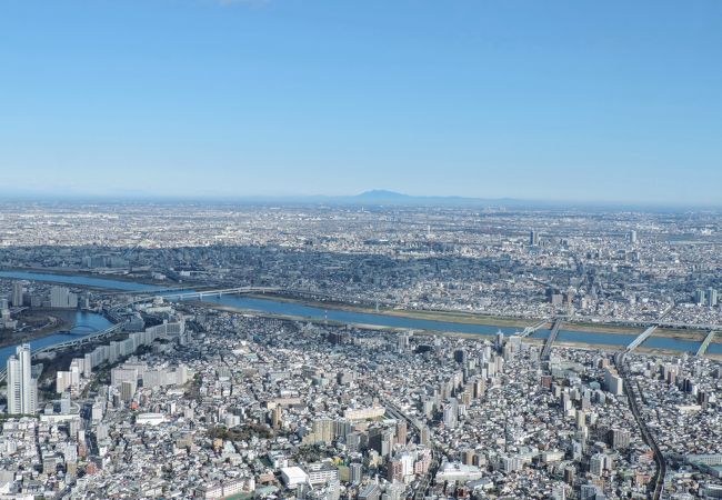 座ってゆっくりと東京の風景を眺められます