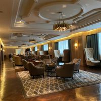 ロビーからエスカレーターを抜けたレストラン前のホールで休憩