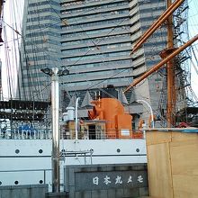 日本丸が修繕中で、工事用のプレハブで公園の看板が隠れてました