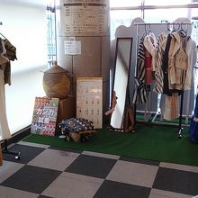 「アフリカの布・カンガを試着」など世界の文化について展示色々