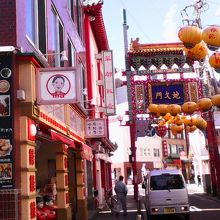 通りの幅に合わせてコンパクトサイズの門構えです