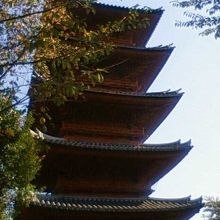 赤い塔が周囲の緑の中に映えていてなかなか美しかったです。