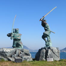 武蔵と小次郎の像