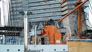 ビル群に囲まれた中の日本丸が横浜らしい風景を演出