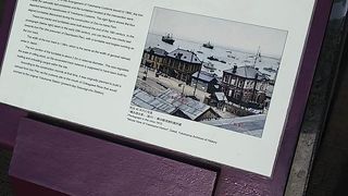 地下に線路等が保存されているので見落とし注意