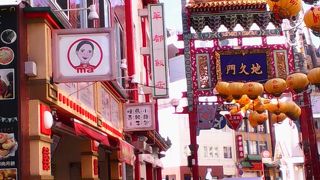 関帝廟のそば、コンパクトサイズのかわいい門構えです