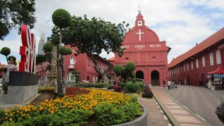 マラッカの町歩きの起点になる、赤レンガ色の建物に囲まれた広場