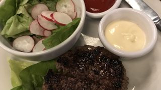 ハンバーグはパサパサ