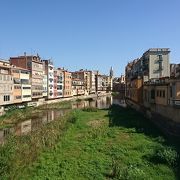ジローナ市街地を流れる川