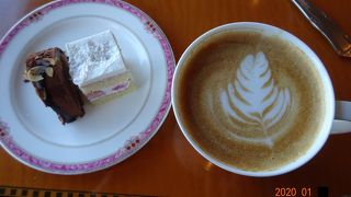 落ち着いてゆっくりできました。カクテルタイムのフードは少なめです。