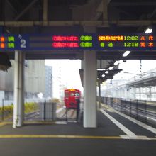 上りは小倉行き、下りは荒木行きと八代行き