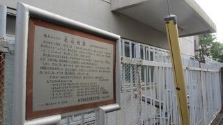 住宅街に看板がポツン