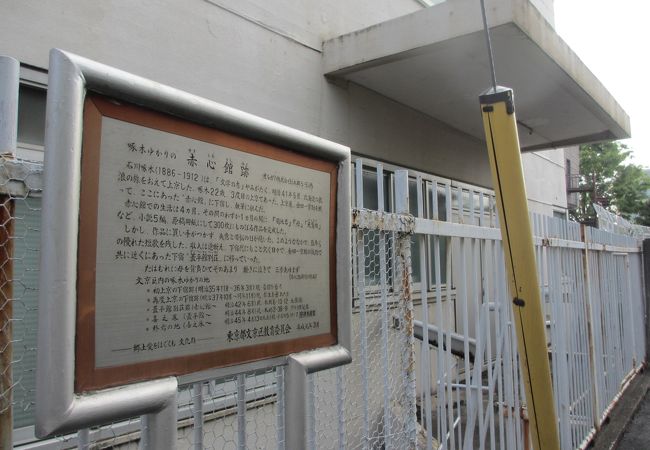 住宅街に看板がポツン