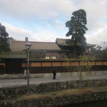 今橋から眺める有隣荘の外観