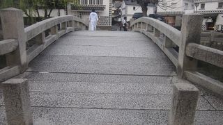 倉敷美観地区のハイライト的な場所にある橋です