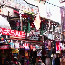 エスニック雑貨のお店なんかもあります