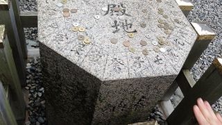 八角の石柱で願掛け