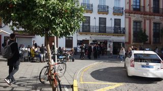 セビリア散策の途中に。