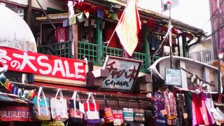 中華系とそれ以外のお店が入り混じった大通り