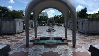 バンダルスリブガワン郊外に1994年に建てられたニューモスク