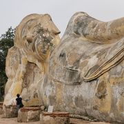 大きな涅槃仏が横たわっています