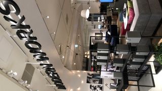 新しいインテリアショップが入っていました