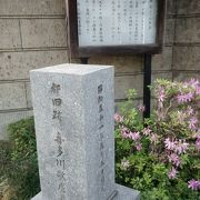 見逃せないのは、浮世絵で有名な喜多川歌麿の墓