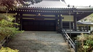 階段が素晴らしい立派な建築様式の建物群