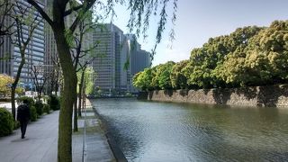 歩道も広く、徒歩散策するのに便利