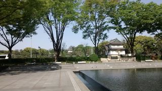 濠の角にたっていて、遠くからも良く目立ちます