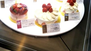 テーブルが華やぐケーキ