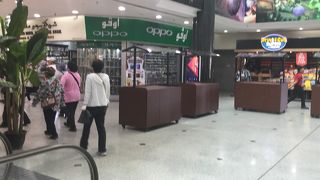 ヤヤサンのファーストフード店でトイレがある