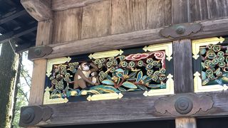 左の彫刻から右へとストーリーがある