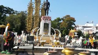 この地域の英雄の像