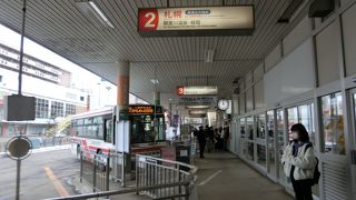 小樽駅前にある判りやすいバスターミナルです。