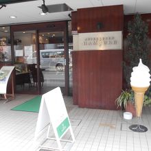 三国では有名なケーキや菓子のお店です。