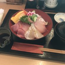 普通の海鮮丼